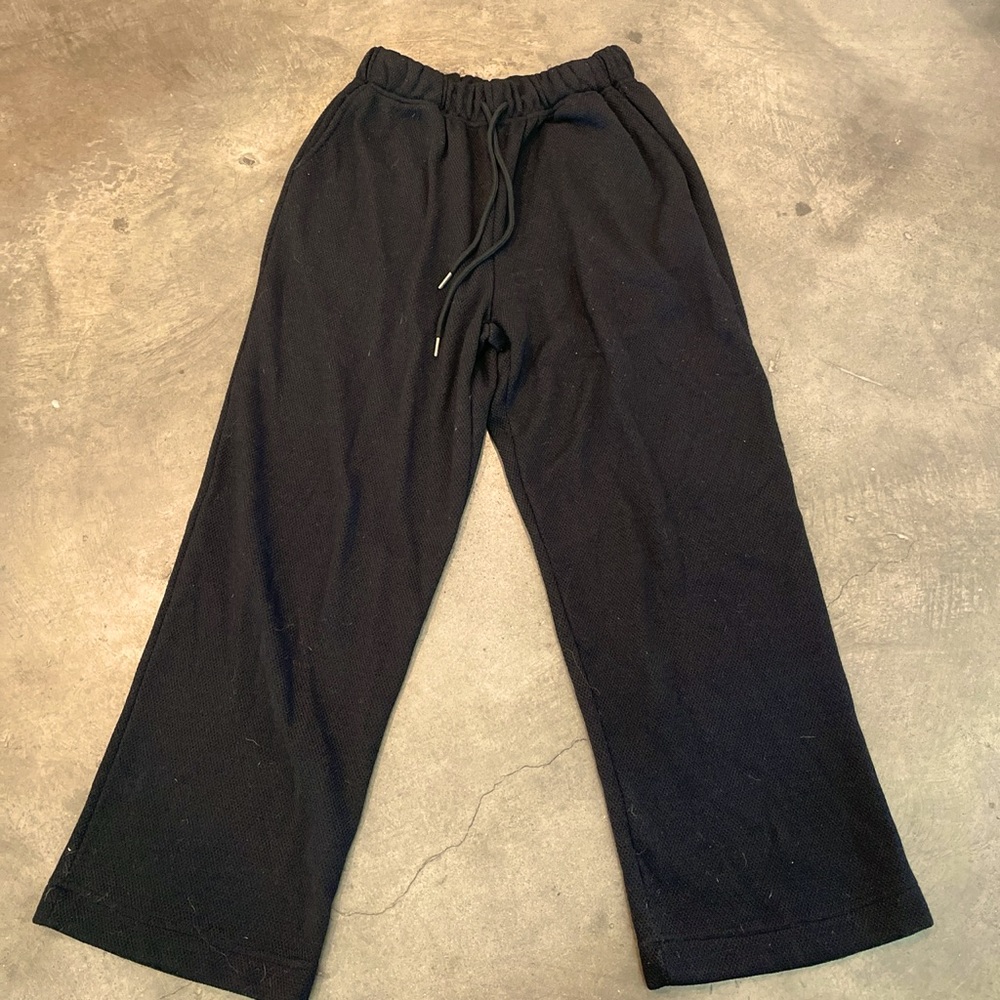 Draw string, sweats that can also be dressed up/look like work pants.